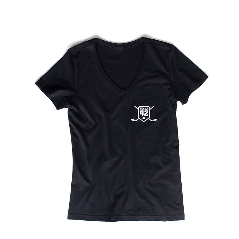 T-shirt femme col v noir avec imprimé de crosses de hockey et écusson Texier 42 sur coeur signé Alexandre Texier