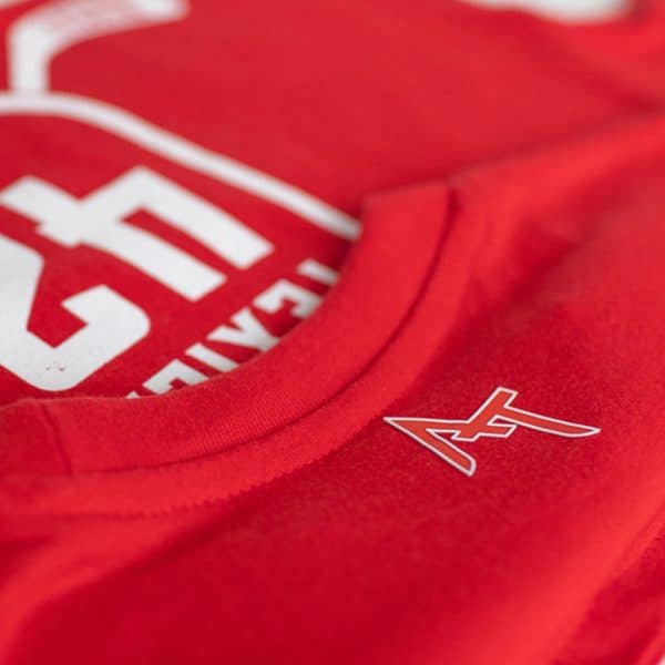 Logo Alexandre Texier sur arrière col de t-shirt rouge