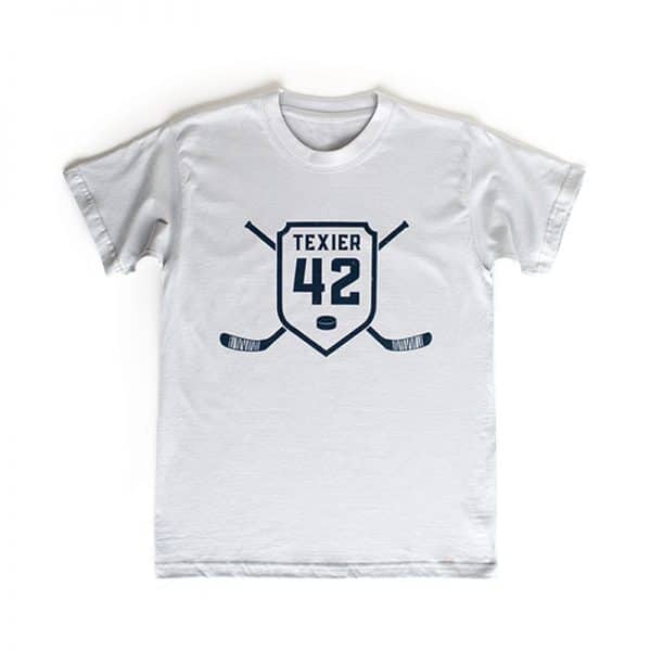 T-shirt gris avec imprimé de crosses de hockey et écusson 42 signé Alexandre Texier