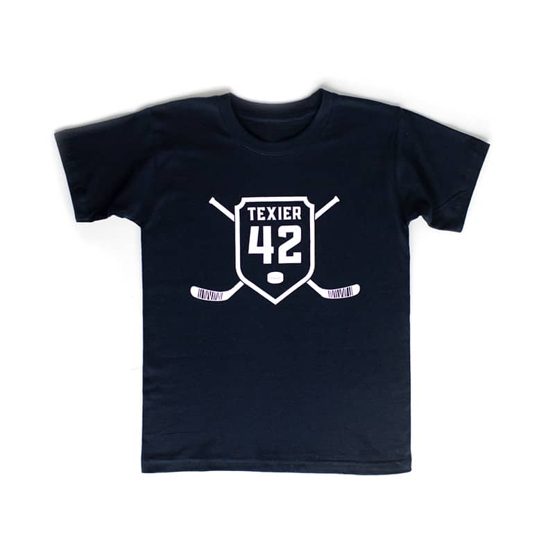 T-shirt bleu navy avec imprimé de crosses de hockey et écusson 42 signé Alexandre Texier
