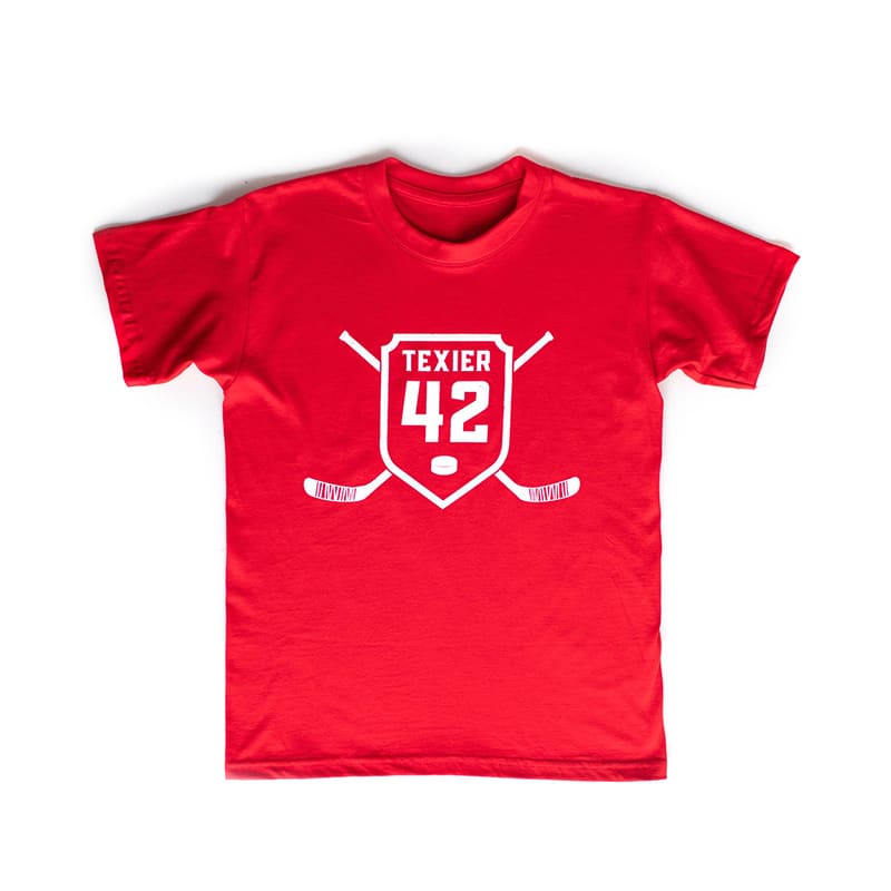 T-shirt rouge avec imprimé de crosses de hockey et écusson 42 signé Alexandre Texier