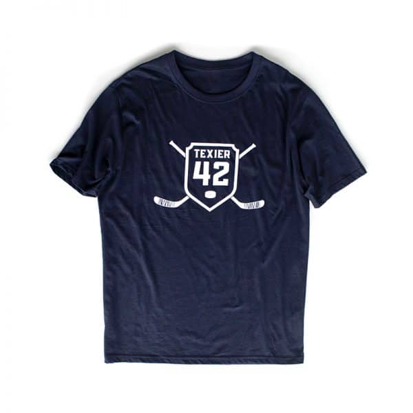 T-shirt bleu navy avec imprimé de crosses de hockey et écusson 42 signé Alexandre Texier