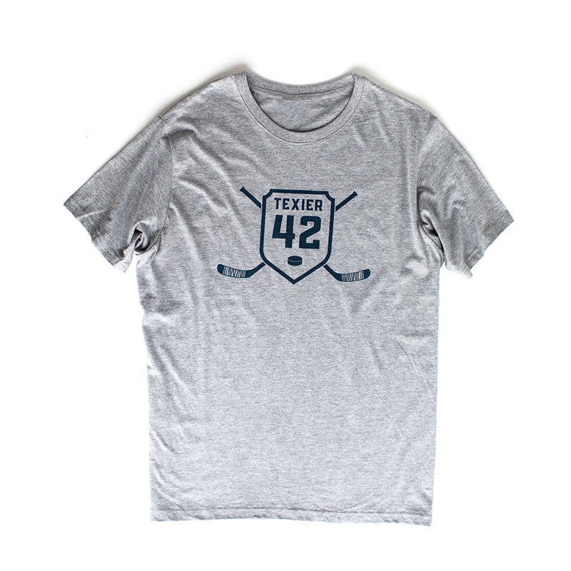 T-shirt gris avec imprimé de crosses de hockey et écusson 42 signé Alexandre Texier