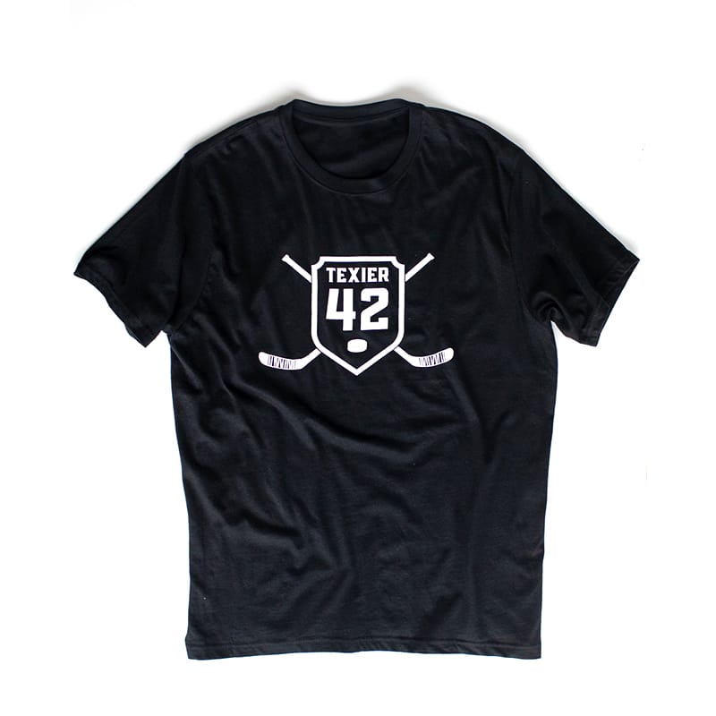 T-shirt noir avec imprimé de crosses de hockey et écusson 42 signé Alexandre Texier