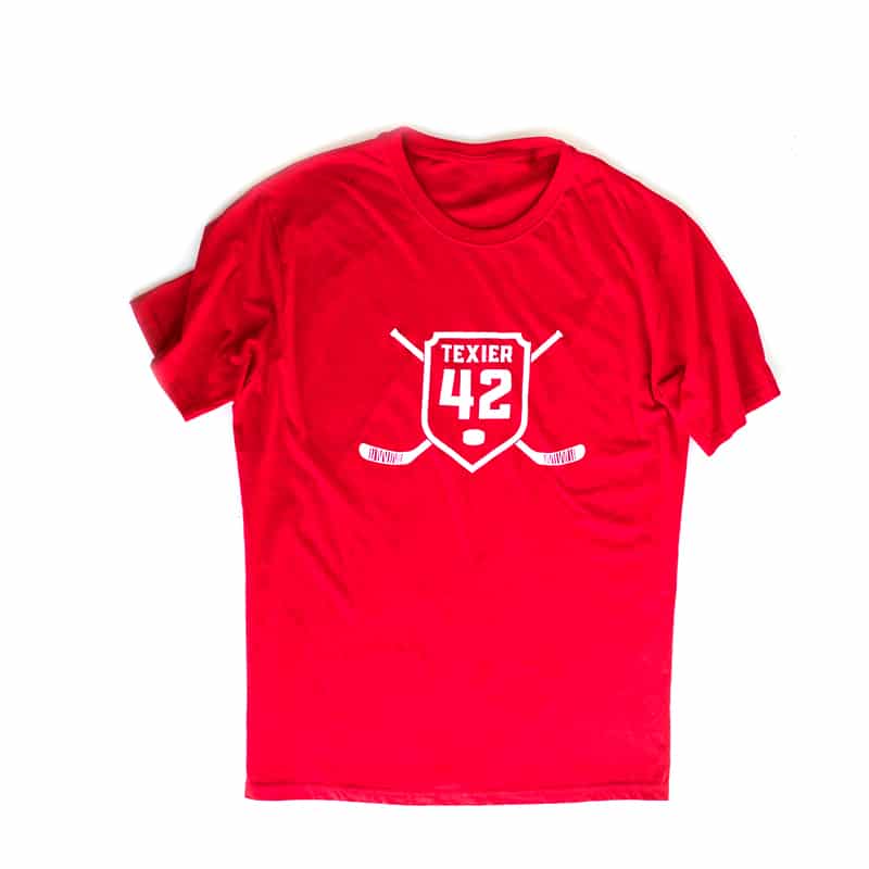 T-shirt rouge avec imprimé de crosses de hockey et écusson 42 signé Alexandre Texier