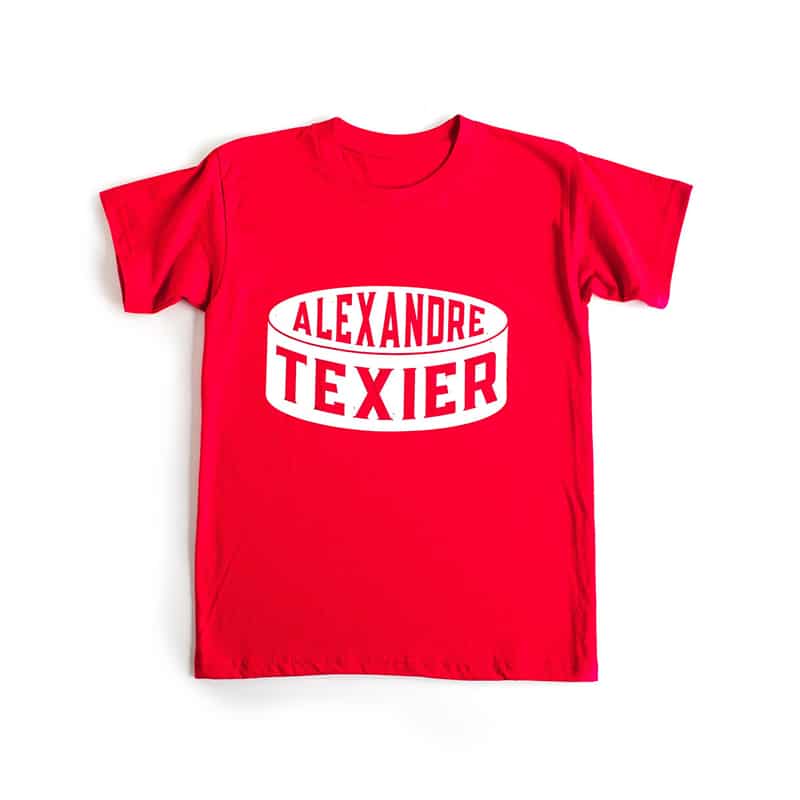 T-shirt rouge avec imprimé d'un palet de hockey signé Alexandre Texier